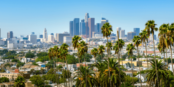 With 0 days below freezing and around 280 days of full or partial sun, there’s no debate that Los Angeles, California has some of the best weather in the US.