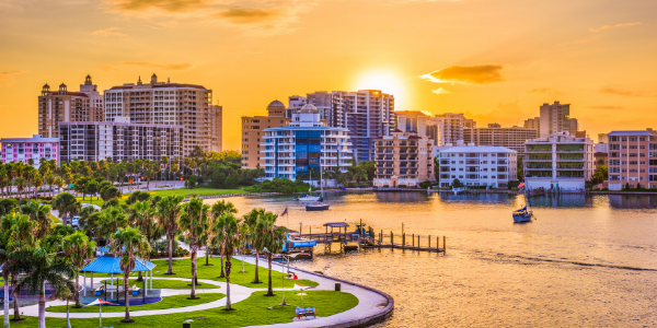 Sarasota, Florida weather tends to stay between 64 and 82 degrees there, with traditionally no snow or cold weather.